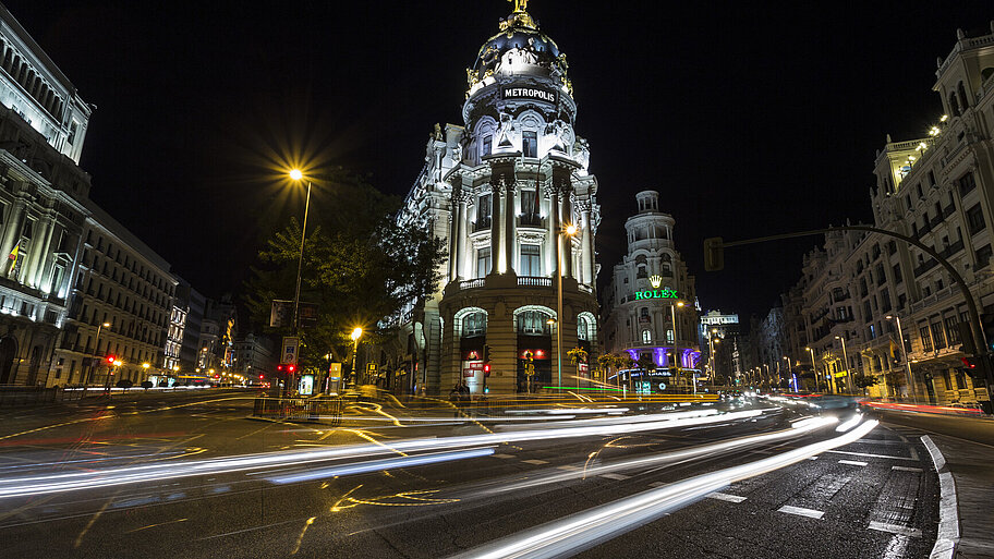 Langzeitaufnahme einer Straßenkreuzung bei Nacht in Madrid, Spanien