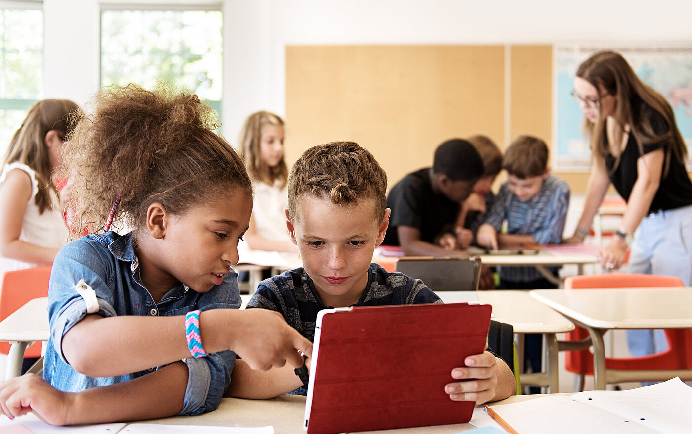Schulkinder im Unterricht mit einem digitalen Tablet
