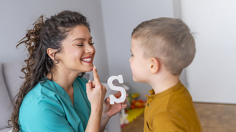 Frau und kleiner Junge beim Sprachtraining