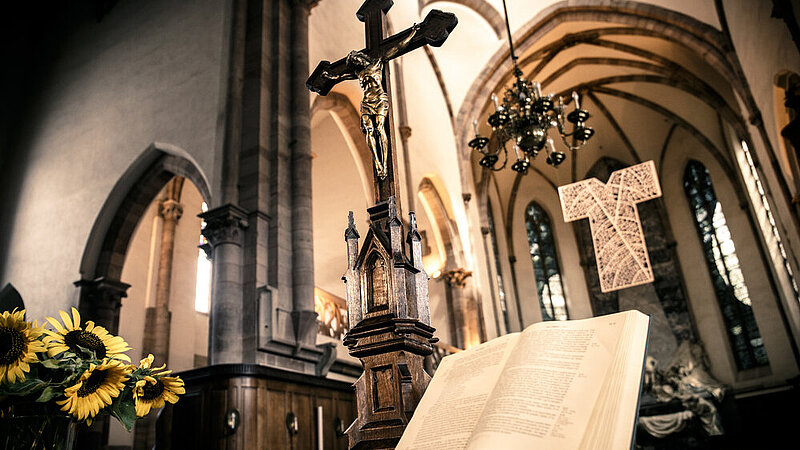Altarraum mit Kreuz und Evangelium