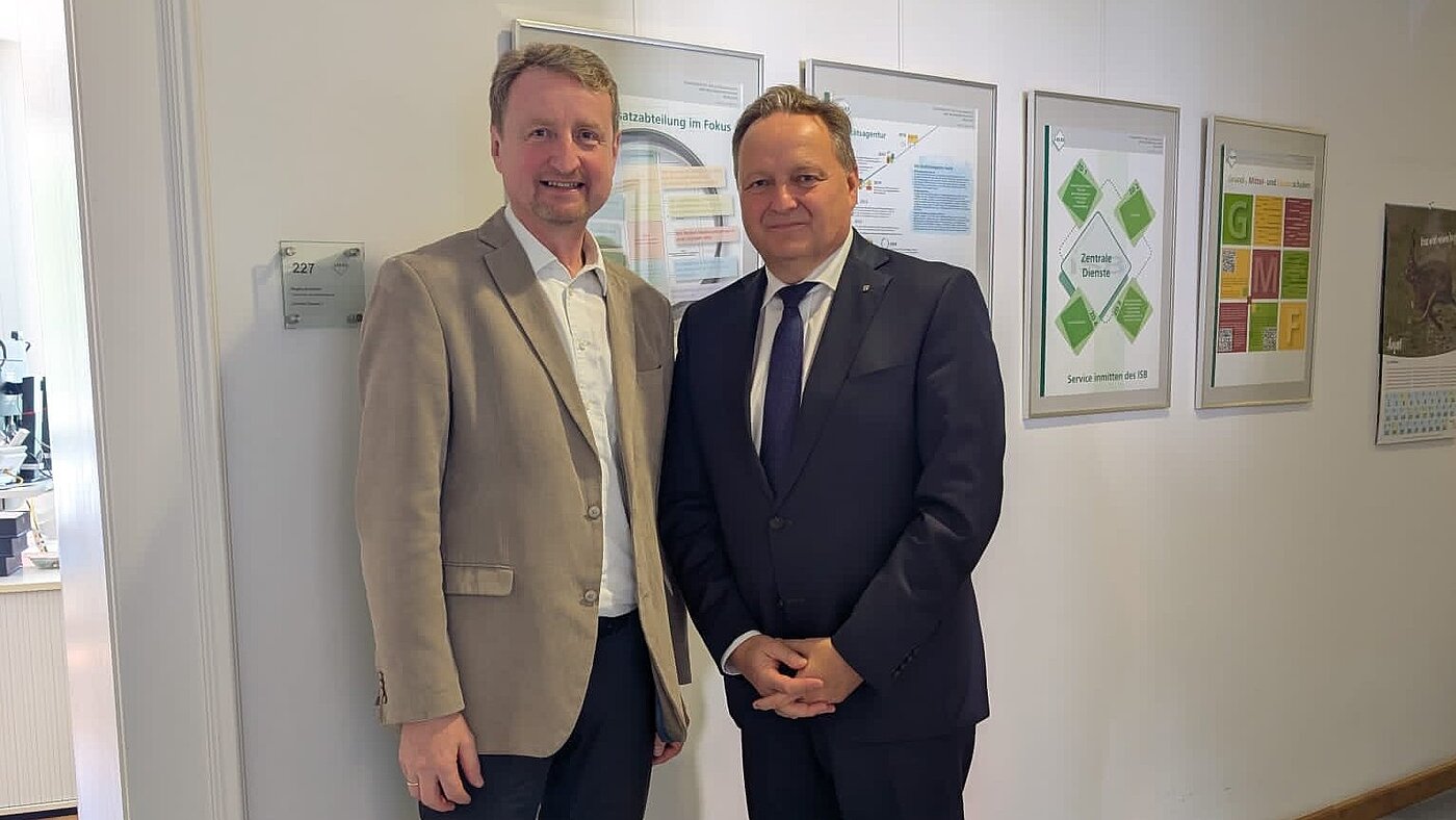 Direktor Dr. Frey mit Staatsminister Jürgen Böhm