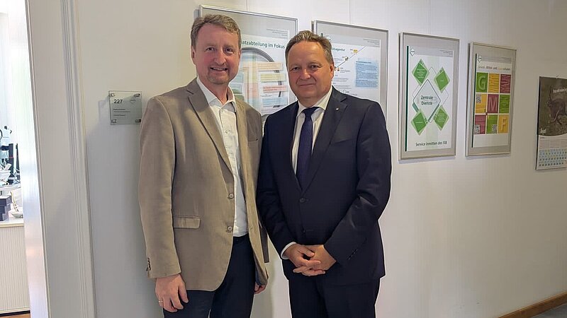 Direktor Dr. Frey mit Staatsminister Jürgen Böhm