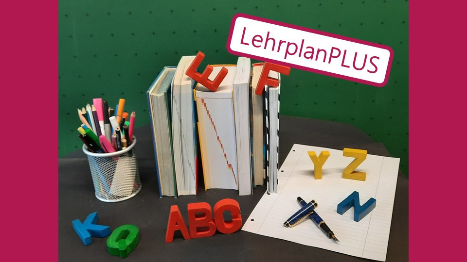 Illustrierendes Bild für das Fach Deutsch mit dem Logo LehrplanPLUS