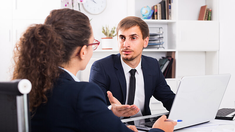 Mann und Frau haben eine Besprechung im Büro