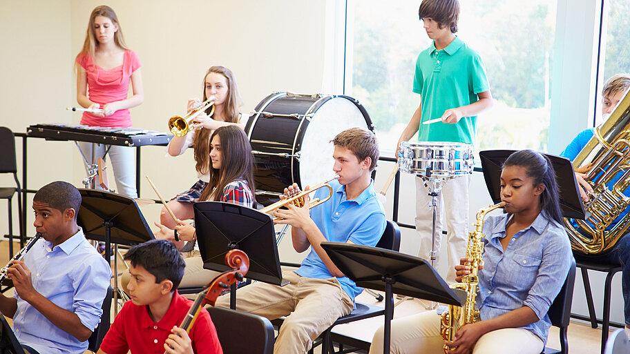 Jugendliche spielen gemeinsam in einem Orchester