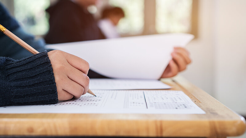 schriftliche Prüfung in der Schule mit schreibenden Schülern