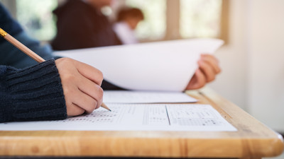 schriftliche Prüfung in der Schule mit schreibenden Schülern