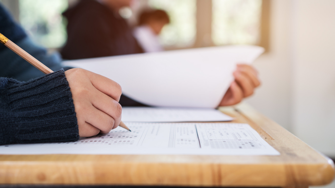 schriftliche Prüfung in der Schule mit schreibenden Schülern