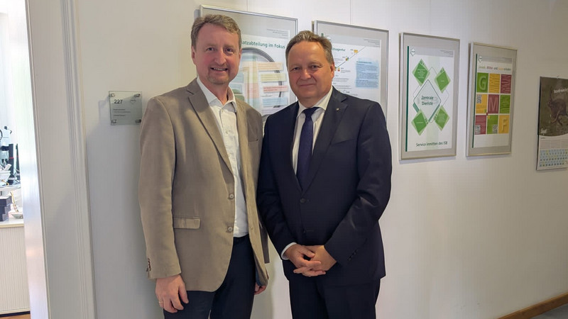 Direktor Dr. Frey mit Staatsminister Jürgen Böhm