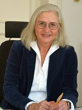 Frau Ratberger in ihrem Arbeitszimmer