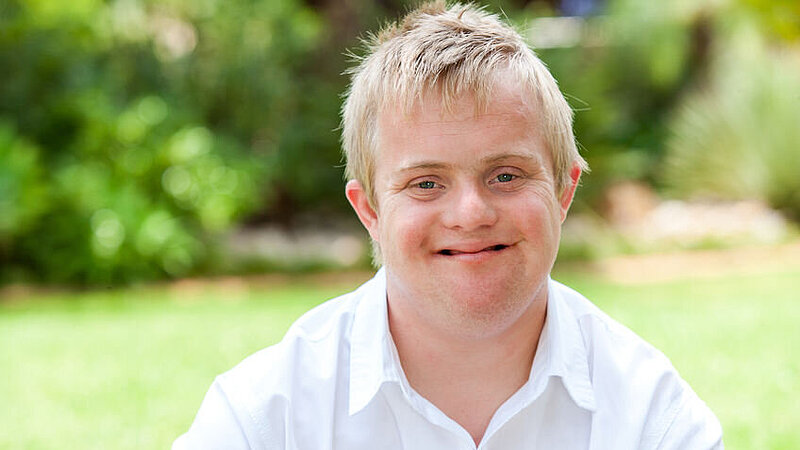Lächelnder Junge mit Downsyndrom