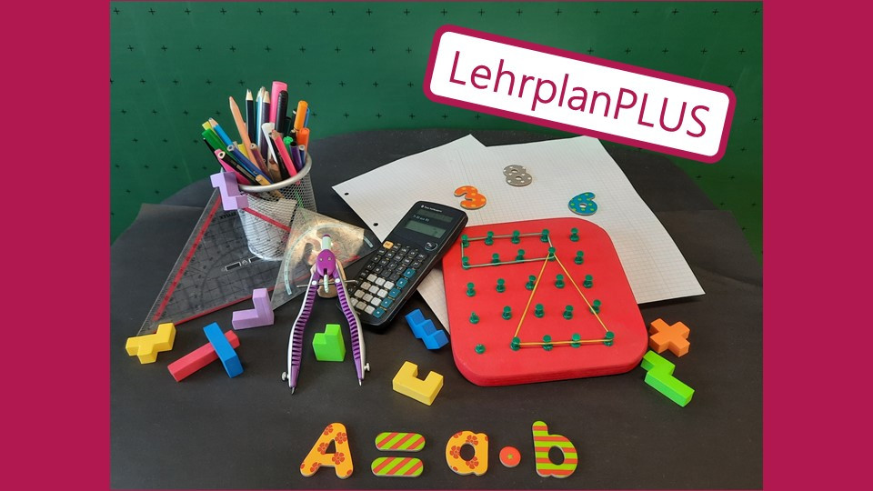 Illustrierendes Bild für das Fach Mathematik mit dem Logo LehrplanPLUS
