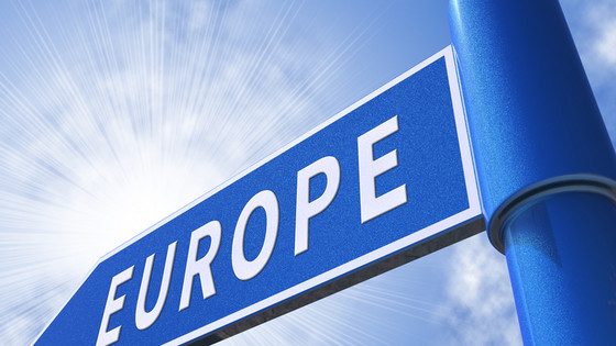 Blaues Straßenschild mit dem Schriftzug Europa