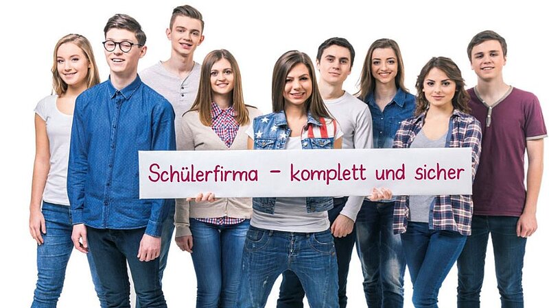 Junge Menschen mit Schild "Schülerfirma - komplett und sicher"