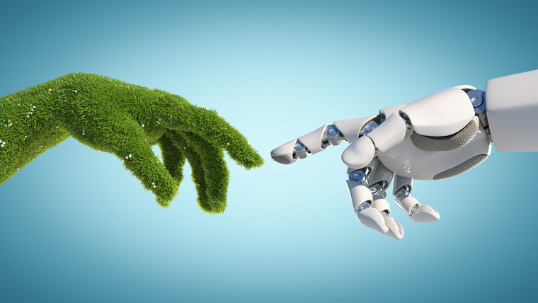 Roboterhand und natürliche Hand mit Gras bedeckt