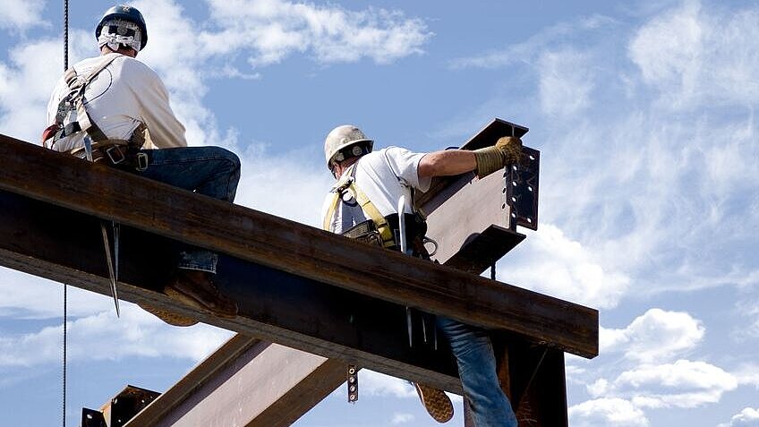 Bauarbeiter auf Stahlträger