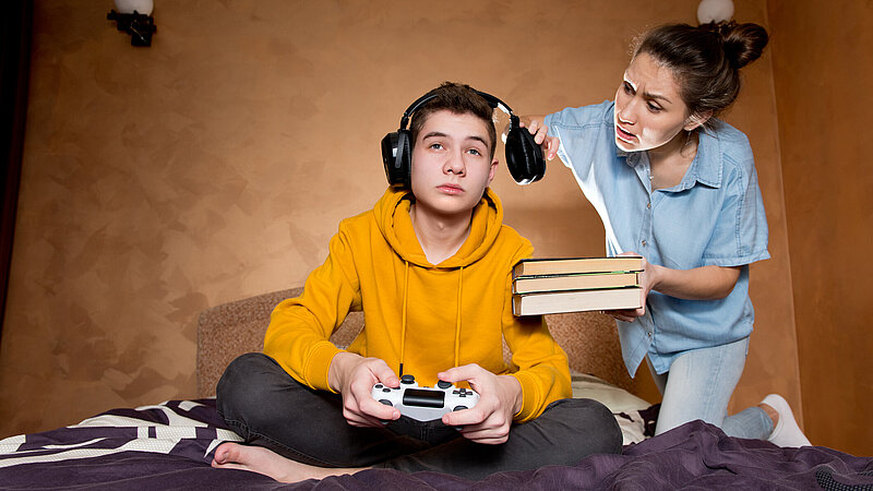 Abbildung eines Mädchens das ihrem Bruder den Kopfhörer wegzieht