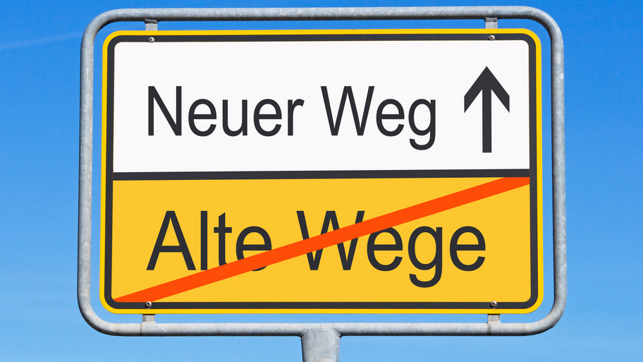 Schild Neuer Weg statt Alte Wege