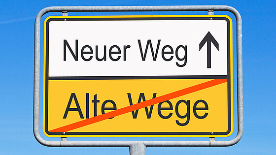 Schild Neuer Weg statt Alte Wege