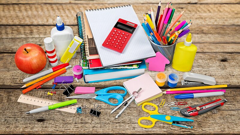 Schul- und Büromaterial wie Stifte, Papier, Spitzer, Lineal, Schere, Taschenrechner