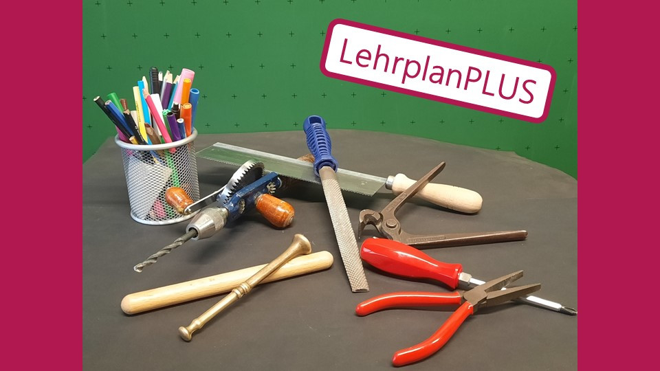 Illustrierendes Bild für das Fach Technik mit dem Logo LehrplanPLUS