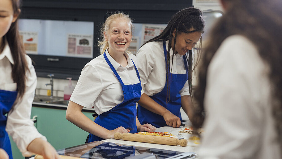 Kochen mit Freunden an der Schule