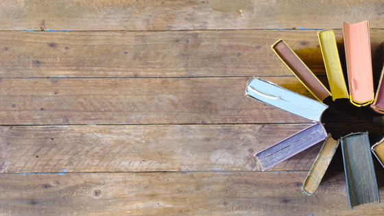 Draufsicht: Aufgestellte Bücher stehen im Kreis