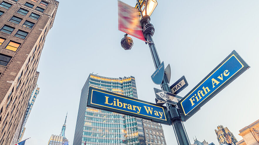 Blick von unten auf ein Straßenschild der Fith Avenue in New York