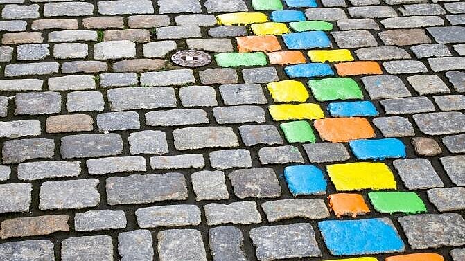 Bunte Steine auf der Straße