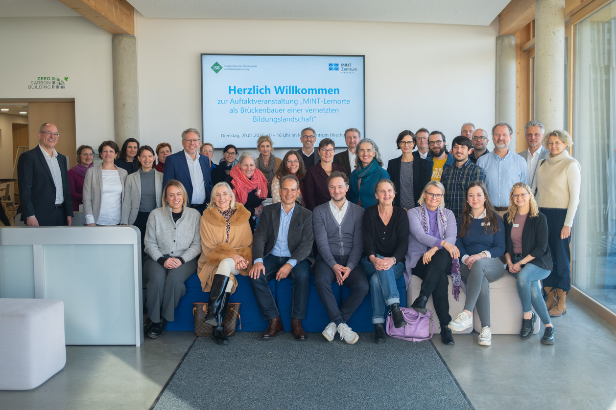 Die Teilnehmerinnen und Teilnehmer der Auftaktveranstaltung lächeln entspannt in die Kamera.