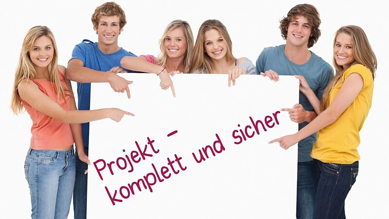 Junge Menschen mit Schild "Projekt - komplett und sicher"