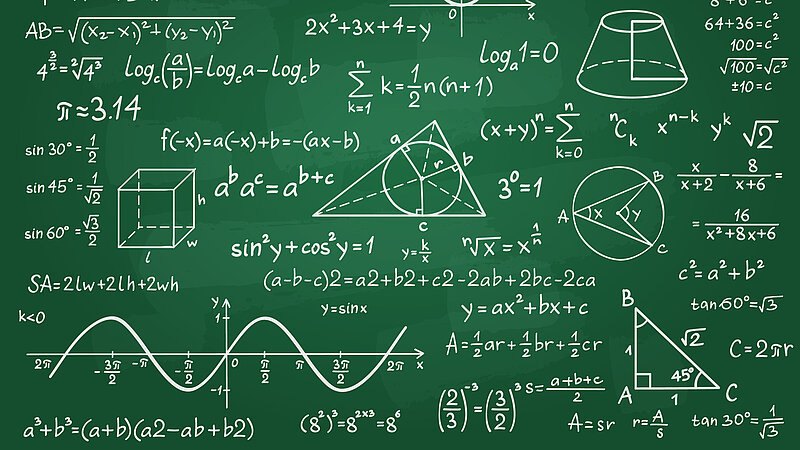 Schultafel mit vielen mathematischen Symbolen und Formeln
