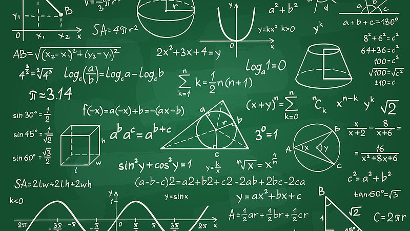 Schultafel mit vielen mathematischen Symbolen und Formeln