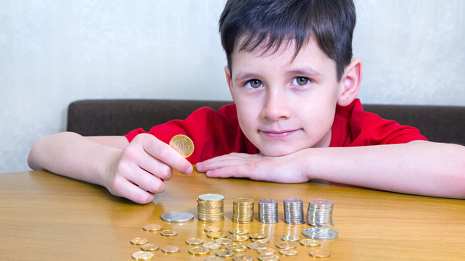 Junge mit vielen Münzen