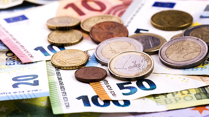 Euro-Banknoten und Münzen