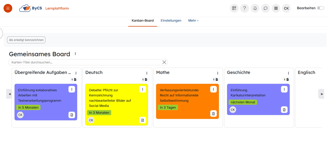 Kanban-Board aus ByCS mit gemeinsamen Aufgaben (z. B. Verfassungsviertelstunde, kollaboratives Arbeiten), die durch die Farbgebung der digitalen Karteikarten kategorisiert und mit einem Datum versehen sind