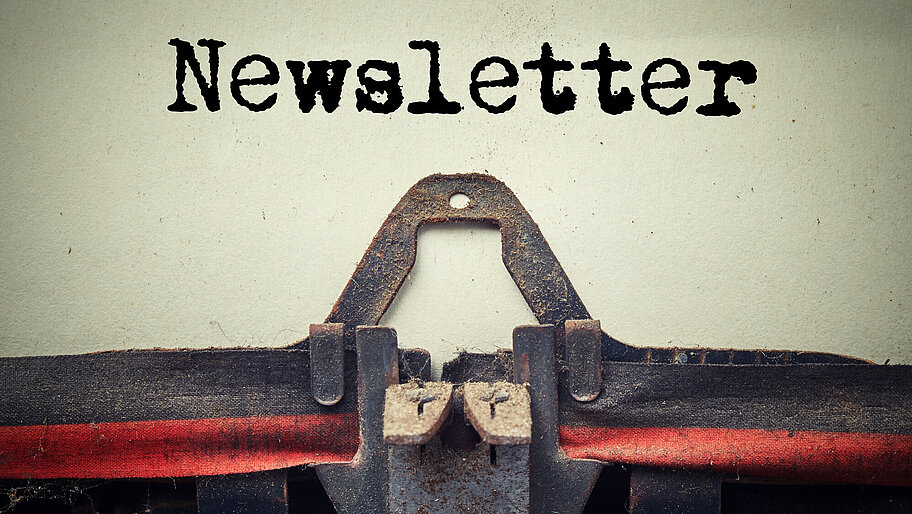 Schreibmaschine mit Schriftzug "Newsletter"