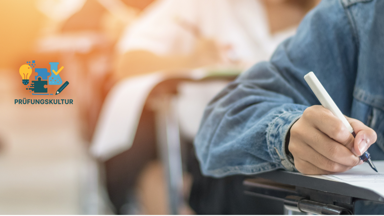 Nahaufnahme: Schriftliche Prüfung in der Schule mit schreibenden Schülern
