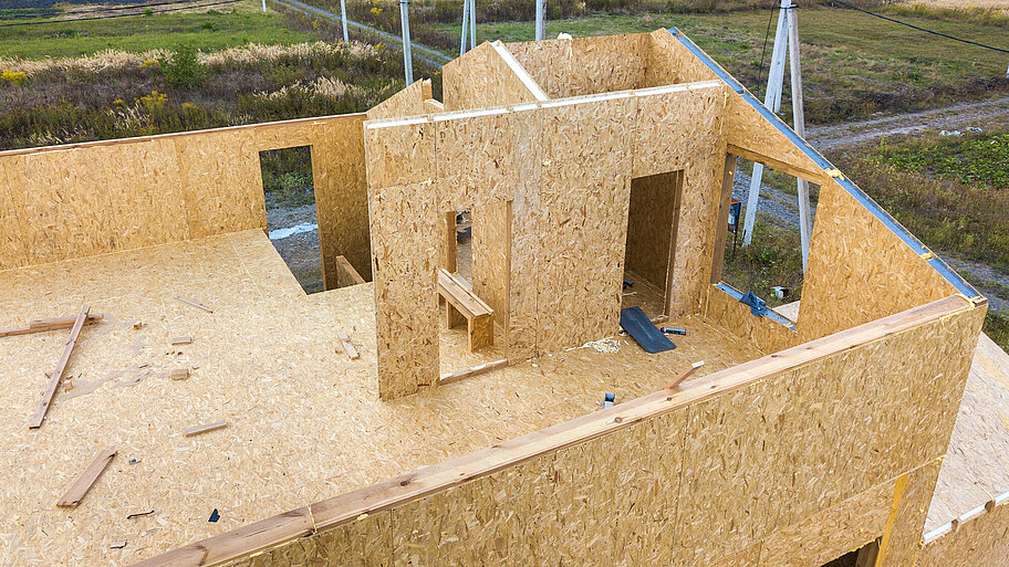 Rohbau eines Hauses mit Holzverbundplatten