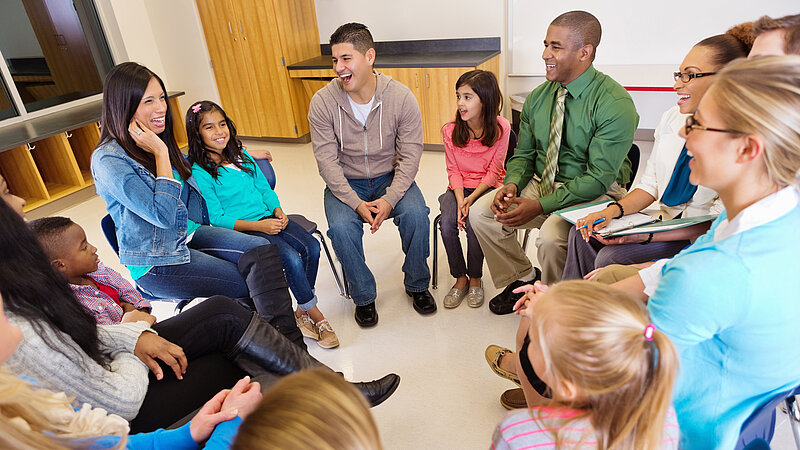 Elternabend in der Schule mit Eltern und Kindern 