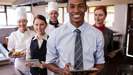 Gruppe von Hotelmitarbeitern arbeiten in der Küche