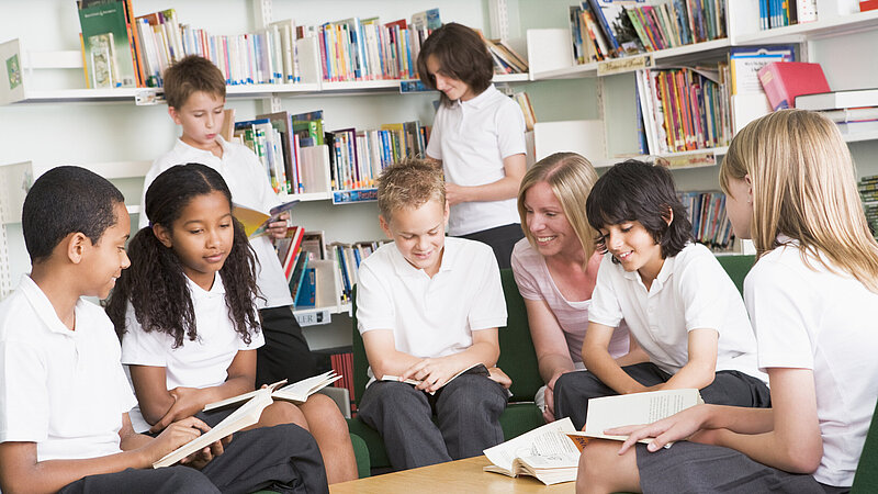 Gruppe junger Schüler in einer Bibliothek