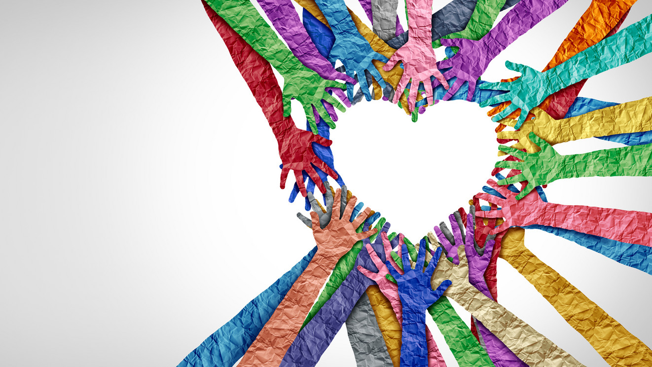 Bunte Papierhände sind zu einem Herz geformt