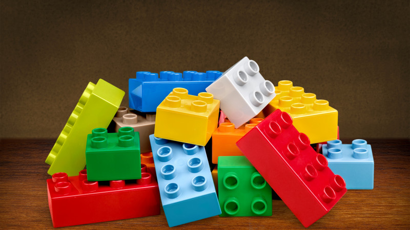 Kleiner bunter Haufen von Legosteinen