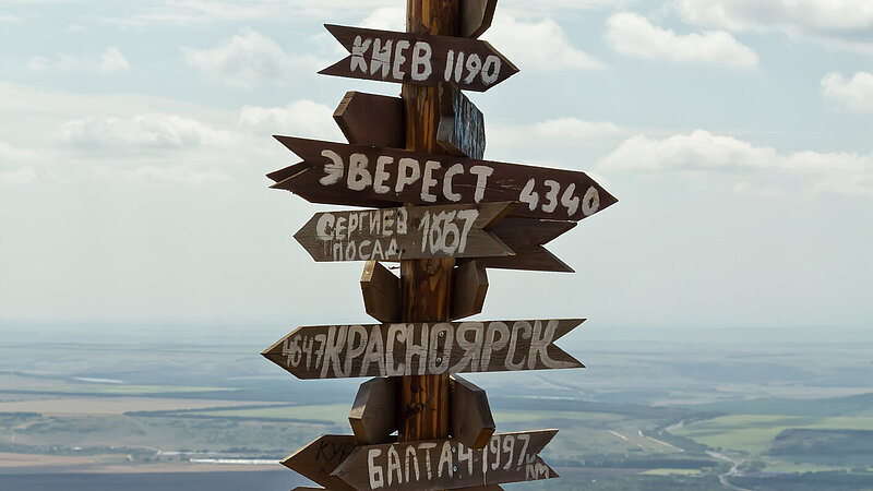 Wegweiser verschiedener Städte mit Entfernungs- und Richtungsangabe auf dem Berg Mashuk, Russland