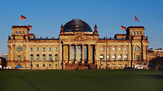 Reichstagsgebäude, Kuppel, Dach, Dachkuppel, Aussenansicht, aussen, Architekturaufnahme, Deutscher Bundestag, Sehenswürdigkeit, Platz der Republik, Rasen, Sonnenuntergang, angestrahlt