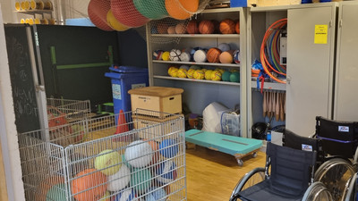 Geräteraum in einer Sporthalle mit unterschiedlichem Material für eine Sportstunde