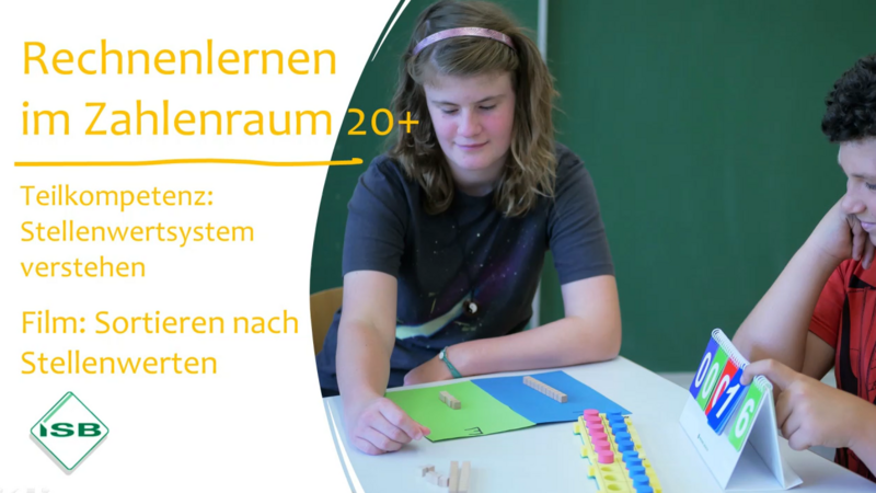 Im Hintergrund: eine Schülerin und ein Schüler beim Rechnen mit verschiedenen Materialien, z. B. Zehnersystemsatz und Zahlenkarten; im Vordergrund der Titel: Rechnenlernen im Zahlenraum 20+, Teilkompetenz: Stellenwertsystem verstehen, Film: Sortieren nach Stellenwerten