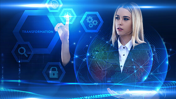 Frau arbeitet am virtuellen Bildschirm mit Aufschrift Transformation