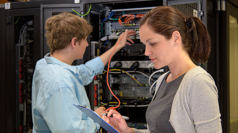 Ältere Schüler/Auszubildende vor Schaltkasten